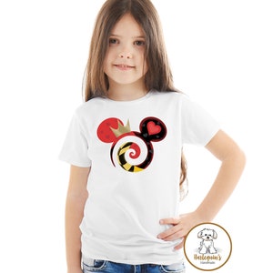 K&ouml;nnte beinhalten: Wei&szlig;es T-Shirt mit einem roten, schwarzen, gelben und goldenen Mickey-Maus-Kopfdesign mit einer Krone und einem Herzen. Das Design ist inspiriert von der Herzk&ouml;nigin aus Alice im Wunderland.
