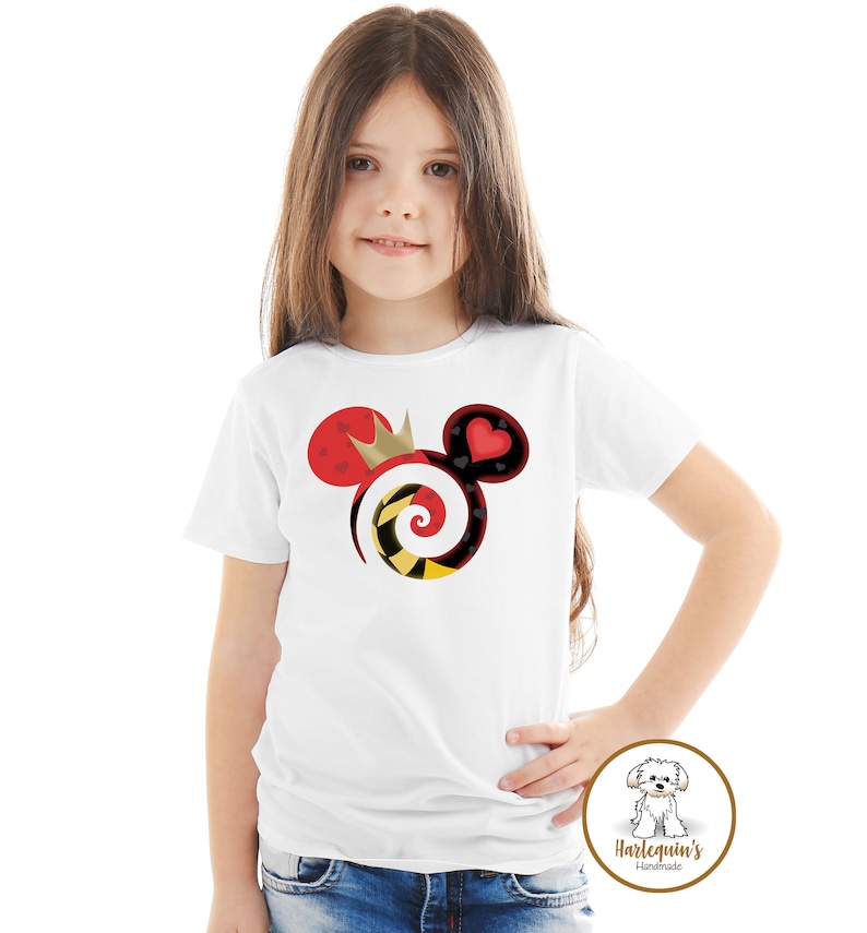 K&ouml;nnte beinhalten: Wei&szlig;es T-Shirt mit einem roten, schwarzen, gelben und goldenen Mickey-Maus-Kopfdesign mit einer Krone und einem Herzen. Das Design ist inspiriert von der Herzk&ouml;nigin aus Alice im Wunderland.