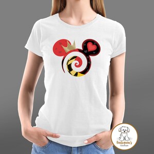 K&ouml;nnte beinhalten: Wei&szlig;es T-Shirt mit einem roten, schwarzen, gelben und goldenen Mickey-Mouse-Motiv. Das Design enth&auml;lt eine Krone, ein Herz und eine Spirale.