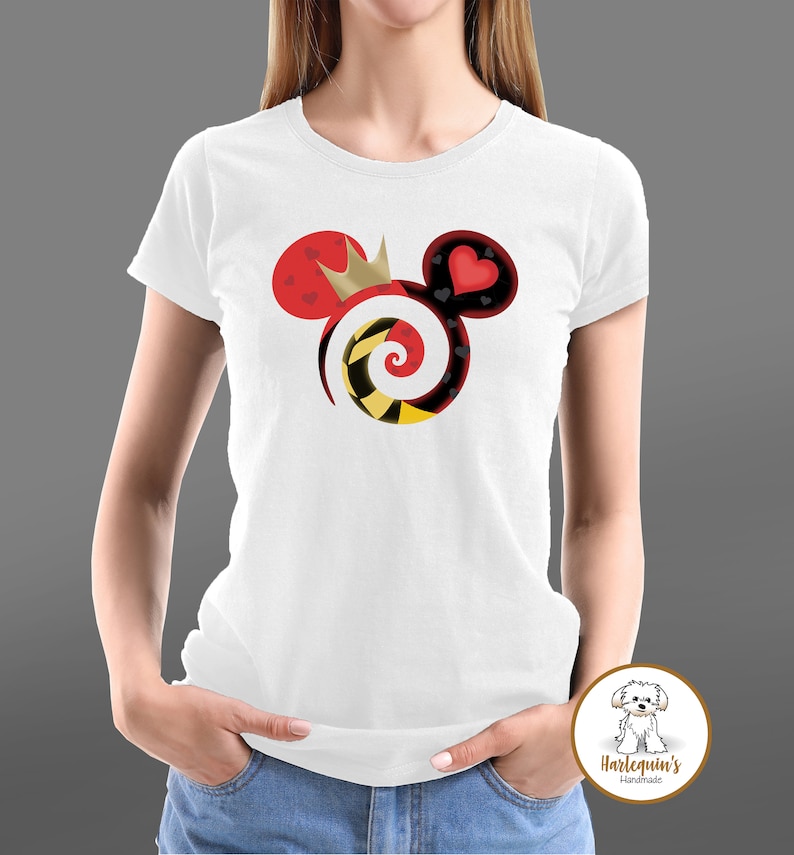 K&ouml;nnte beinhalten: Wei&szlig;es T-Shirt mit einem roten, schwarzen, gelben und goldenen Mickey-Mouse-Motiv. Das Design enth&auml;lt eine Krone, ein Herz und eine Spirale.
