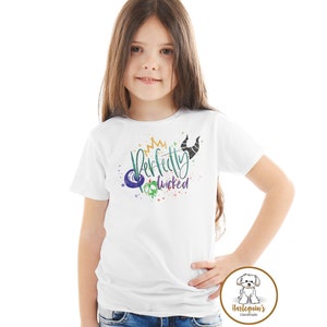 K&ouml;nnte beinhalten: Wei&szlig;es T-Shirt mit einer gr&uuml;nen, lila und gelben Grafik, auf der "Perfectly Wicked" mit einer Krone und H&ouml;rnern steht.