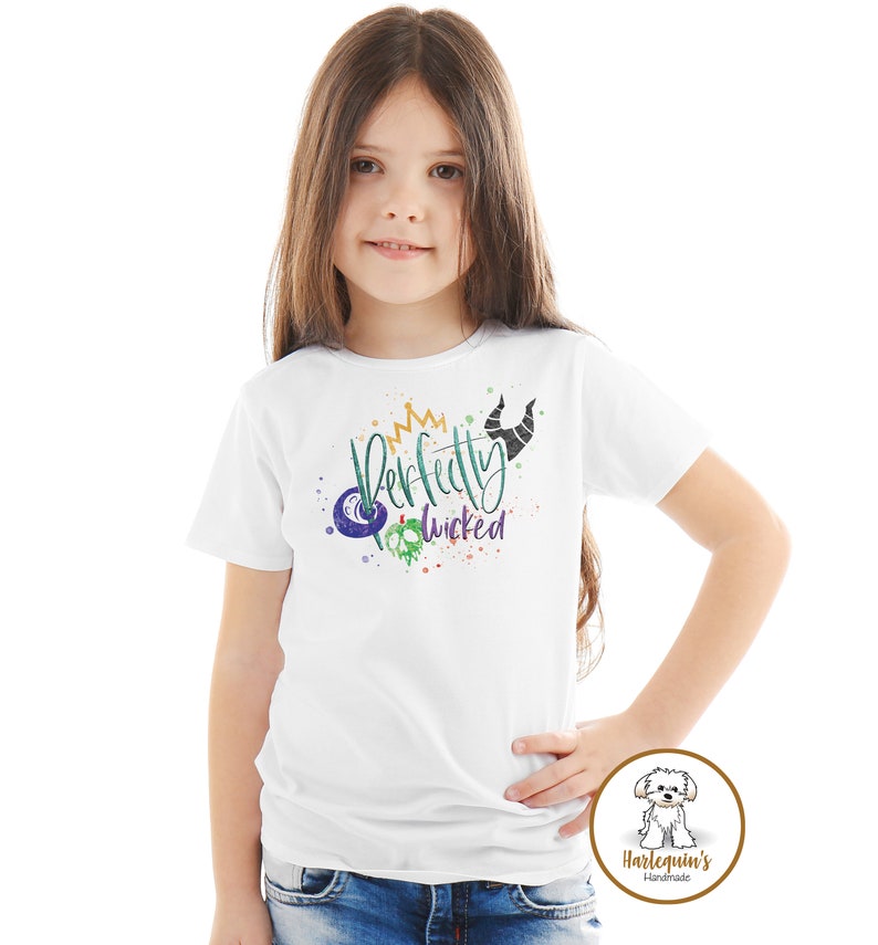 K&ouml;nnte beinhalten: Wei&szlig;es T-Shirt mit einer gr&uuml;nen, lila und gelben Grafik, auf der "Perfectly Wicked" mit einer Krone und H&ouml;rnern steht.