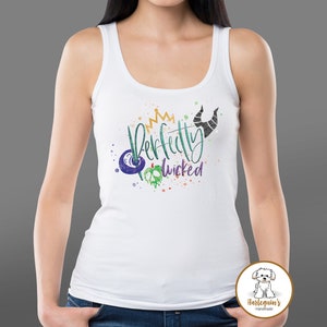 K&ouml;nnte beinhalten: Wei&szlig;es Tanktop mit einer gr&uuml;nen, violetten und goldenen Grafik, auf der "Perfectly Wicked" mit einer Krone und H&ouml;rnern steht.