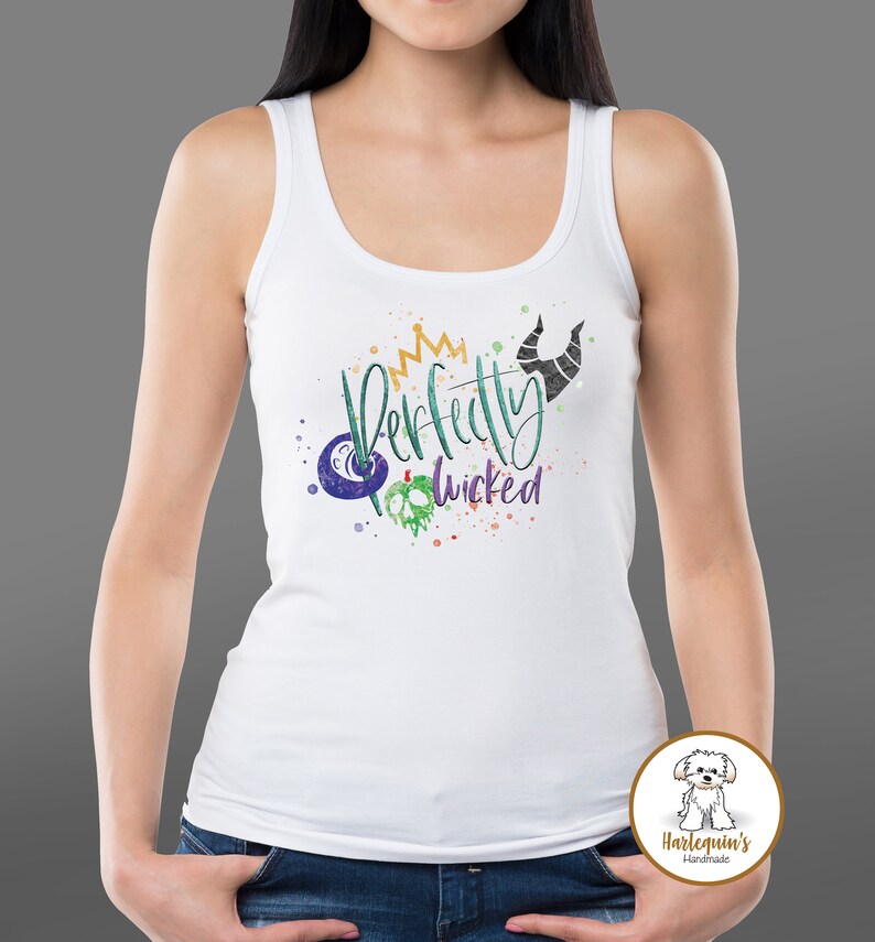 K&ouml;nnte beinhalten: Wei&szlig;es Tanktop mit einer gr&uuml;nen, violetten und goldenen Grafik, auf der "Perfectly Wicked" mit einer Krone und H&ouml;rnern steht.