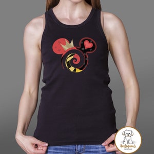 K&ouml;nnte beinhalten: Schwarzes Tanktop mit einem roten, schwarzen und gelben Mickey-Maus-Silhouetten-Design. Die Silhouette enth&auml;lt eine Krone, ein Herz und ein Spiralmuster.