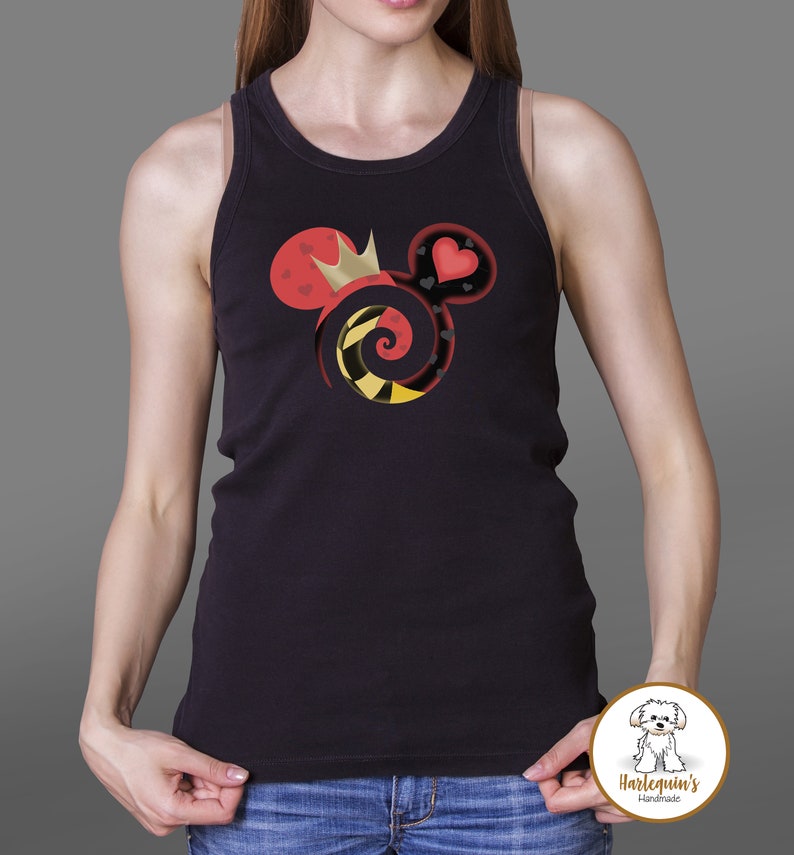 K&ouml;nnte beinhalten: Schwarzes Tanktop mit einem roten, schwarzen und gelben Mickey-Maus-Silhouetten-Design. Die Silhouette enth&auml;lt eine Krone, ein Herz und ein Spiralmuster.