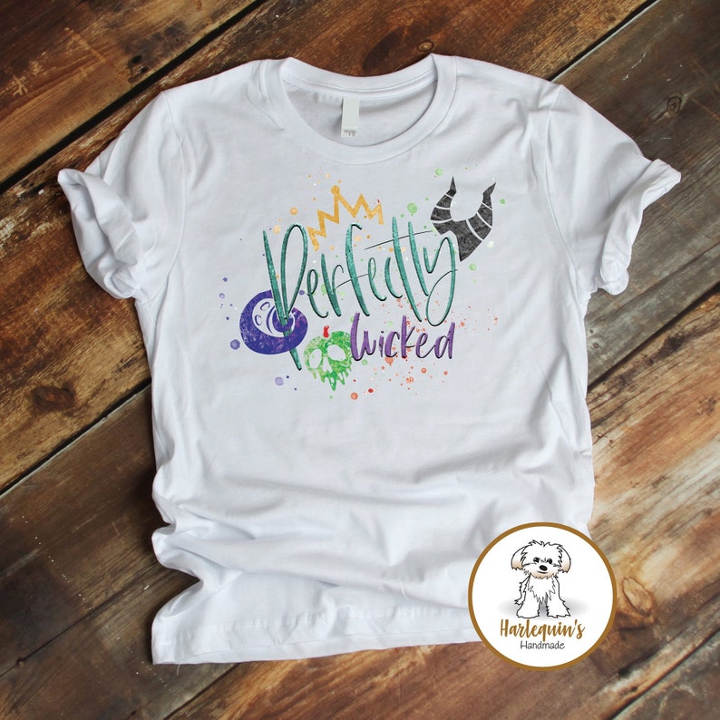 K&ouml;nnte beinhalten: Wei&szlig;es T-Shirt mit einem Aquarell-Design mit einer Krone, H&ouml;rnern und dem Text "Perfectly Wicked".