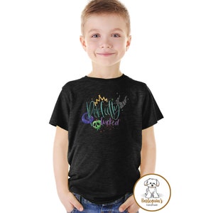 K&ouml;nnte beinhalten: Ein schwarzes T-Shirt mit einem grafischen Aufdruck einer Krone, einem Apfel und einer Hand mit einem lila Handschuh. Der Text auf dem Shirt lautet "Perfectly Wicked".
