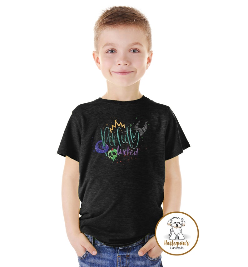 K&ouml;nnte beinhalten: Ein schwarzes T-Shirt mit einem grafischen Aufdruck einer Krone, einem Apfel und einer Hand mit einem lila Handschuh. Der Text auf dem Shirt lautet "Perfectly Wicked".