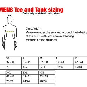 K&ouml;nnte beinhalten: Eine Tabelle mit den Gr&ouml;&szlig;en f&uuml;r Damen-T-Shirts und Tanktops mit Brustma&szlig;en in Zoll und den entsprechenden Gr&ouml;&szlig;en. Die Tabelle umfasst die Gr&ouml;&szlig;en XS, S, M, L, XL, XXL, 3XL und 4XL.