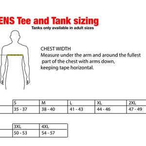 K&ouml;nnte beinhalten: Eine Tabelle mit den Gr&ouml;&szlig;en f&uuml;r Herren-T-Shirts und -Tanks mit einer Strichzeichnung einer Person, die veranschaulicht, wo die Brustweite gemessen wird. Die Tabelle zeigt die Gr&ouml;&szlig;en von S bis 4XL mit den entsprechenden Brustma&szlig;en in Zoll.