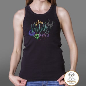 K&ouml;nnte beinhalten: Schwarzes Tanktop mit einem grafischen Druck einer Krone, einem gr&uuml;nen Apfel, einem Sch&auml;del und einem violetten Wirbel. Der Text "Perfectly Wicked" ist auf dem Shirt gedruckt.
