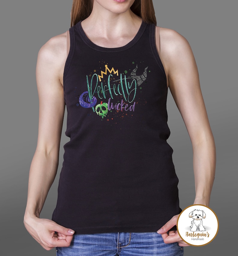 K&ouml;nnte beinhalten: Schwarzes Tanktop mit einem grafischen Druck einer Krone, einem gr&uuml;nen Apfel, einem Sch&auml;del und einem violetten Wirbel. Der Text "Perfectly Wicked" ist auf dem Shirt gedruckt.