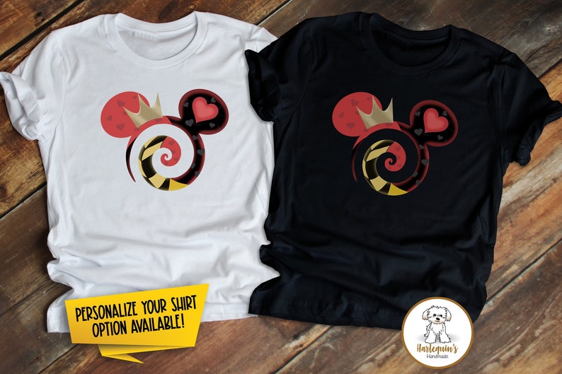 K&ouml;nnte beinhalten: Zwei T-Shirts mit einem schwarzen und gelben Spiralmuster, einem roten Herzen und einer goldenen Krone. Das Design hat die Form von Mickey-Maus-Ohren. Ein Shirt ist wei&szlig; und das andere ist schwarz. Der Text "PERSONALISIERE DEIN SHIRT OPTION VERF&Uuml;GBAR!" befindet sich auf einem gelben Banner am unteren Rand des Bildes.