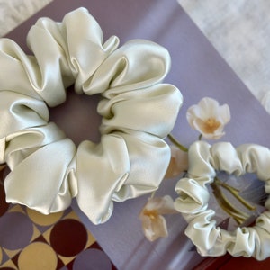 Ivory 30 Momme 100% Pure Mulberry Silk Satin Scrunchies Giant Jumbo Regular Skinny Ultra Thin Mini Hair Scrunchies for bridesmaids