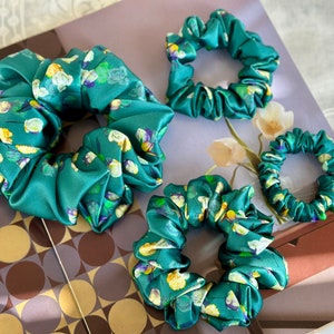 Floral 30 Momme 100% Pure Mulberry Silk Satin Scrunchies  XL Giant Jumbo Regular Skinny Ultra Thin Mini Hair Tie Gift For Wedding Hair Tie