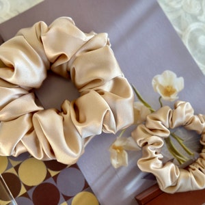 Beige 30 Momme 100% Pure Mulberry Silk Satin Scrunchies Giant Jumbo Regular Skinny Ultra Thin Mini Hair Scrunchies for bridesmaids
