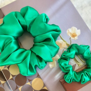Shamrock Green 30 Momme 100% Pure Mulberry Silk Satin Scrunchies Giant Jumbo Regular Skinny Ultra Thin Mini Hair Scrunchies for bridesmaids
