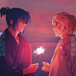Puede incluir: Dos personas con ropa tradicional japonesa se encuentran de pie frente a frente, sosteniendo bengalas. Un peque&ntilde;o rat&oacute;n blanco est&aacute; en el hombro de cada persona. El fondo es una puesta de sol rosa y p&uacute;rpura con estrellas.