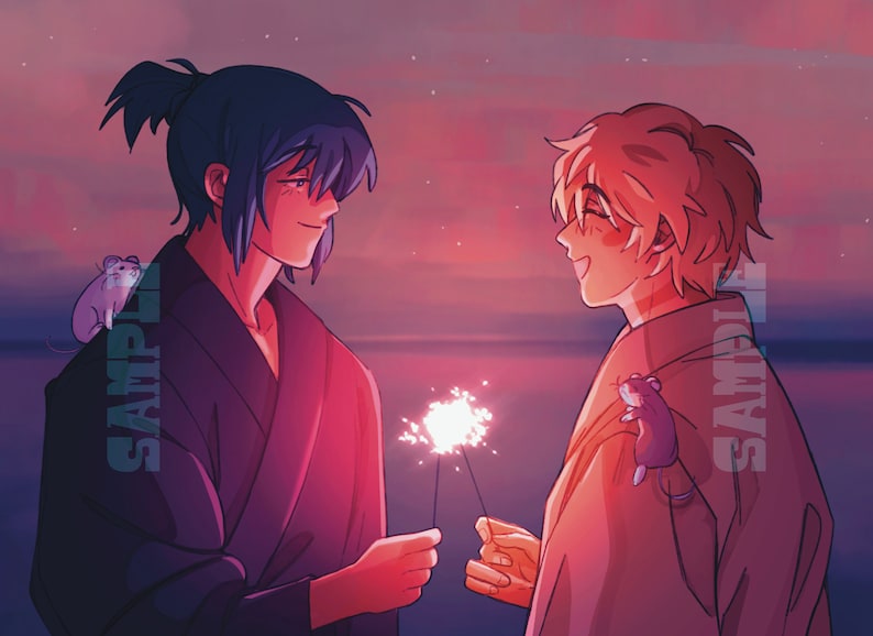 Puede incluir: Dos personas con ropa tradicional japonesa se encuentran de pie frente a frente, sosteniendo bengalas. Un peque&ntilde;o rat&oacute;n blanco est&aacute; en el hombro de cada persona. El fondo es una puesta de sol rosa y p&uacute;rpura con estrellas.