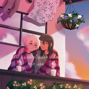 Puede incluir: Dos personas est&aacute;n sentadas en un balc&oacute;n, envueltas en mantas, con tazas de bebidas calientes en sus manos. Se miran y sonr&iacute;en. El balc&oacute;n tiene una barandilla y plantas en macetas con flores rosas. El fondo es un cielo de puesta de sol.