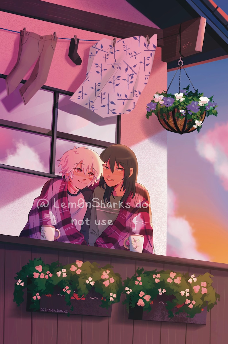 Puede incluir: Dos personas est&aacute;n sentadas en un balc&oacute;n, envueltas en mantas, con tazas de bebidas calientes en sus manos. Se miran y sonr&iacute;en. El balc&oacute;n tiene una barandilla y plantas en macetas con flores rosas. El fondo es un cielo de puesta de sol.