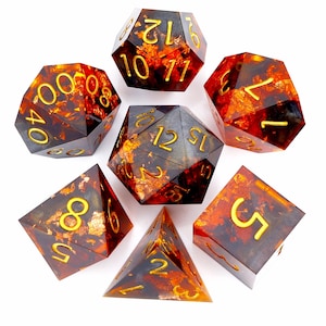 Puede incluir: Juego de siete dados poliédricos con un efecto veteado marrón oscuro y rojo, acentuados con números dorados. Los dados tienen varias formas geométricas, incluyendo un d4, d6, d8, d10, d12, d20 y un dado de porcentaje.