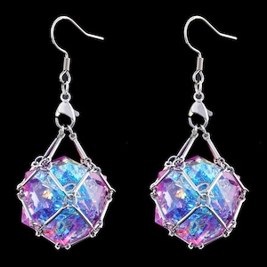Könnte beinhalten: Ein Paar silberne Ohrringe mit schillernden geometrischen Kristalltropfen in Blau und Rosa.