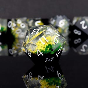 Ręcznie robione kostki Sharp Edge Dice Flowers Resin Polyhedral RPG Dice Set Landscape DND Dice Set TTRPG Dungeons and Dragons Prezenty