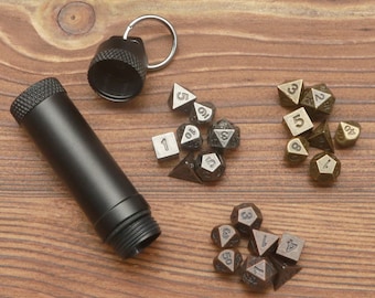 Mini juego de dados de metal con llavero y estuche de tubo: regalo de D&D TTRPG