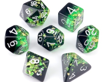 Conjunto de dados de RPG em resina: dados pretos, verdes e com flocos dourados.