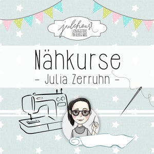 Könnte beinhalten: Hellblauer Hintergrund mit weißen Sternen und bunten Wimpeln. Das Bild zeigt den Text "Nähkurse - Julia Zerruhn -" und eine Karikatur einer Nähmaschine, einer Frau mit Brille sowie Nadel und Faden.