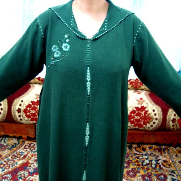 une Marocaine (Jellaba) en tissu vert olive fait main (Mlifa) (randa) brodée en fil de soie naturelle et perles -Robe en tissu d'ameublement