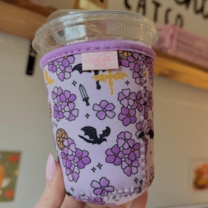 PRÉCOMMANDEZ le manchon à café glacé Violets & Dragons Bookish, cadeaux pour lecteurs de fantasy, accessoires pour boissons, produits dérivés de livres