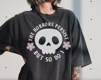 De verschrikkingen blijven bestaan, maar ik ook T-shirt, Spooky Cute Quirky Shirt, Sarcastisch Grappig T-shirt, Leuk Goth-shirt, Mental Health Anxiety, Emo Gifts