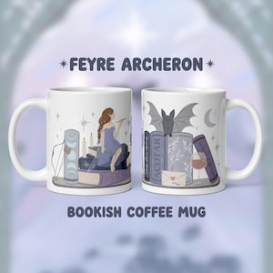 Könnte beinhalten: Weißer Keramikbecher mit Illustrationen einer Frau, Büchern und einer Fledermaus. Der Becher trägt den Text "*FEYRE ARCHERON*" und "BOOKISH COFFEE MUG". Das Design umfasst ein Weinglas, einen Brief und einen Halbmond.