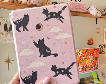 Pink Celestial Black Cat Kindle Case with Clear Back, E-Reader Accessoires, Witchy Bookish Gifts, Cute Kindle Case with Hand Strap