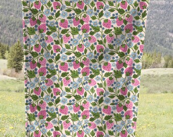 Cute Strawberry Plush Throw Blanket for Summer, Cottagecore Aesthetic Room Decor, Vintage Strawberry Design, Trendy Garden Throw Blanket