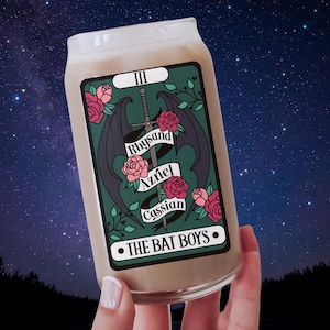 Copo de café gelado com cartas de tarô The Bat Boys Bookish, presentes para fãs do SJM, Rhys Az e Cassian, copo de leitura de fantasia, Night Court Velaris