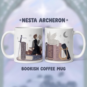 Könnte beinhalten: Weiße Keramik-Kaffeetasse mit Illustrationen von Büchern, einem Schwert, einer Harfe und einem geflügelten Pferd. Die Tasse trägt den Text "*Nesta Archeron*" und "Bookish Coffee Mug" in dunkelblauer Schrift.