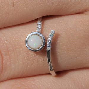 Australian Opal Sterling Silver Ring: Women&#39;s Gemstone Jewelry
