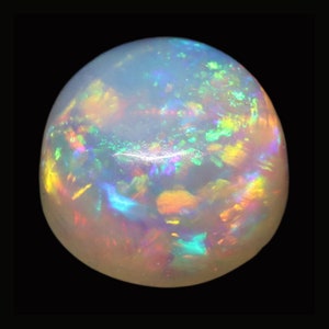 Puede incluir: Una piedra preciosa de ópalo redonda y blanca con destellos iridiscentes de verde, azul, naranja y rosa.