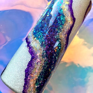 Gobelet à paillettes violettes géode, gobelet à paillettes personnalisé, gobelet en agate, cadeau pour amateur de cristal, gobelet géode blanc, gobelet géode