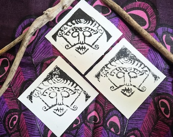 Piedra Snaptun Loki tallando grabados en madera