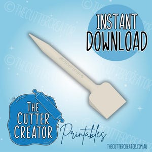 以下が含まれることがあります： クリーム色の、角度の付いたヘラツール。先端は尖っており、刃は平らな長方形です。画像には、青い円の中に「INSTANT DOWNLOAD」という文字と、「THE CUTTER CREATOR Printables」のロゴが水色の背景に表示されています。