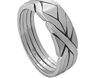 Könnte beinhalten: Ein silberner Puzzle-Ring mit einem einzigartigen, ineinandergreifenden Design. Der Ring besteht aus fünf Bändern, die miteinander verwoben sind, um ein komplexes Muster zu erzeugen. Der Ring ist mit der Nummer "925" gekennzeichnet, was bedeutet, dass er aus Sterlingsilber besteht.