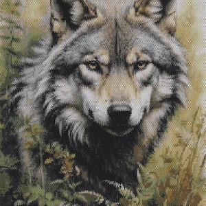 Könnte beinhalten: Ein detailliertes Kreuzstichmuster, das den Kopf und die Schultern eines grauen Wolfes mit bernsteinfarbenen Augen zeigt, umgeben von grünem Laub und hohem gelbem Gras. Das Bild besteht aus einem Raster kleiner, deutlicher Stiche in verschiedenen Farbtönen.