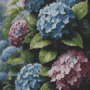 Puede incluir: Un patrón de cuentas que presenta racimos de flores de hortensia azules y rosas con hojas verdes. El diseño está compuesto por una cuadrícula de pequeñas cuentas circulares en varios tonos de azul, rosa, verde y negro, creando un mosaico floral.