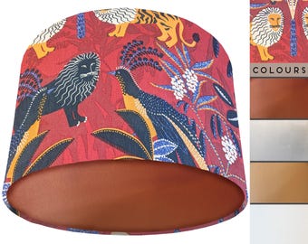 Pantalla de lámpara tropical con estampado de bloques estilo selva tropical con revestimiento dorado, plateado o cobre.