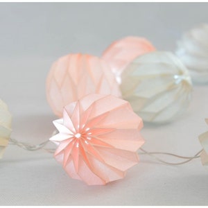 Ghirlanda luminosa decorativa 10 lanterne origami bianche e grigio chiaro o bianche e rosa. Alimentatore NON incluso, presa USB